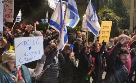 מטרים מהמעון: הפגנה סמוך לביתו של נתניהו