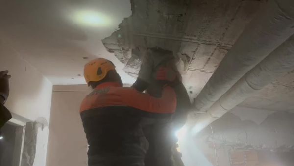 צפו: חילוץ נוסף של צעיר מתוך ההריסות בטורקיה