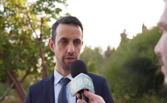 קלנר לסרוגים: "חיי אדם לא מעניינים אותם, רק אדמה"