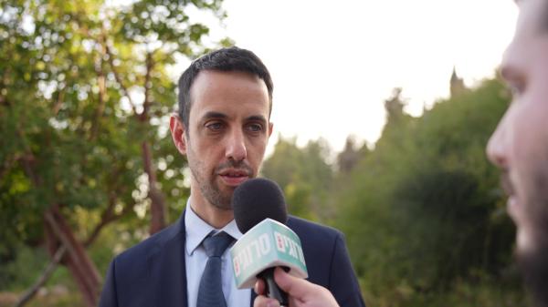 קלנר לסרוגים: "חיי אדם לא מעניינים אותם, רק אדמה"