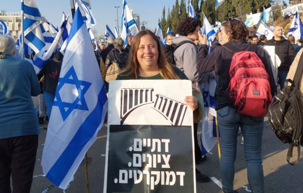 המוני אנשים ראו צעיר תוקף אותי, אף אחד לא התערב