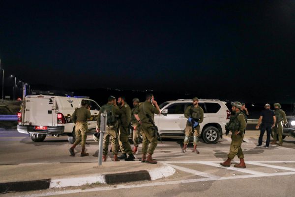 מתיישב ניסה לדרוס קצין, חבריו ידו אבנים על חיילים