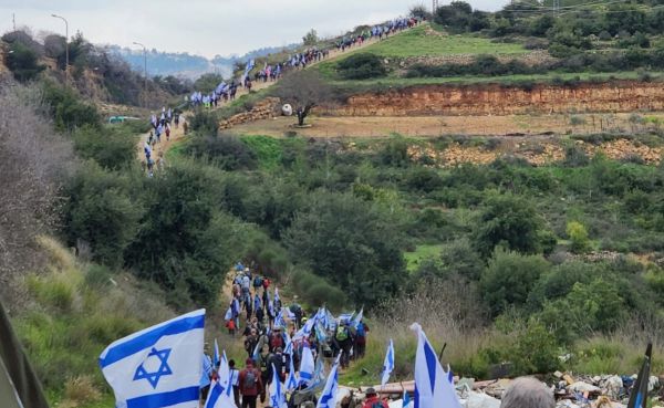 צעדתי עם המילואמיניקים, אישה דתיה עם תקווה