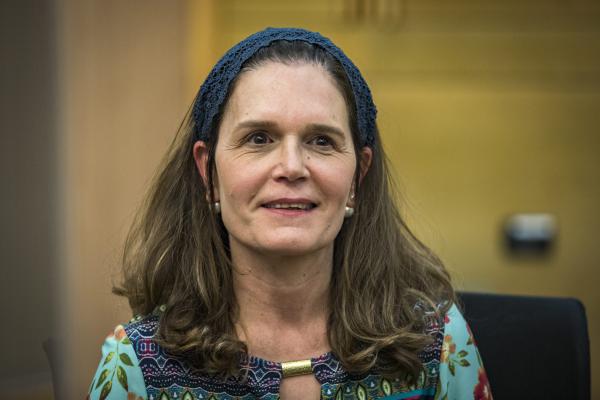 הח"כית הסרוגה: להקל על נשים בהוצאת רישיון לנשק