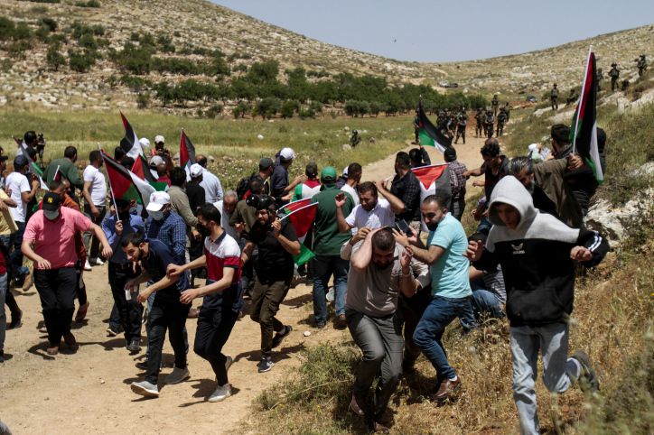 דרמה בשומרון: פלסטינים כיתרו יהודים שנכנסו לכפר