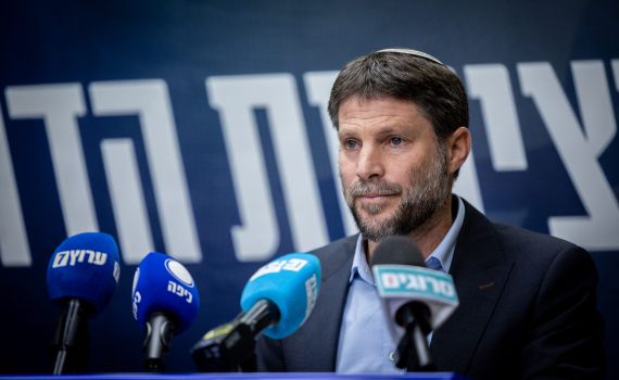 סמוטריץ' מודיע: הפחתה של 10 אג' במחיר הדלק