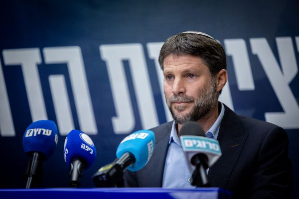 סמוטריץ' מודיע: הפחתה של 10 אג' במחיר הדלק