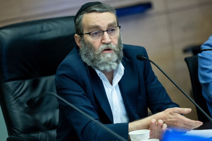 משה גפני עורר סערה: "הייתי תורם לה קצת בגדים"