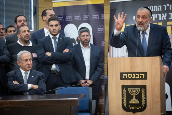 גורמים בש״ס מתריעים בנתניהו: ״תשלוט בחברי מפלגתך״