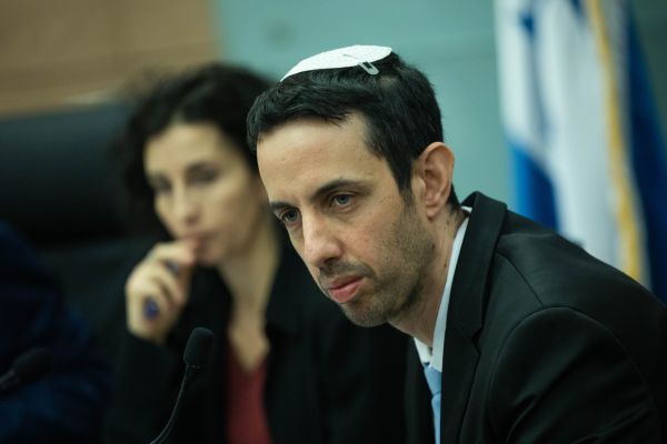 חבר הכנסת בפוסט תקיף: 'לחוקק ושיטפסו על הקירות'