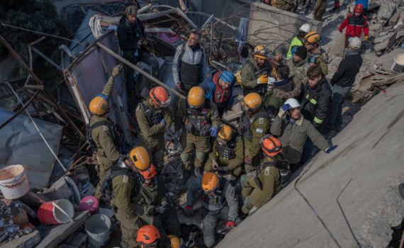 אחרי יותר מ-80 שעות: בן 10 חולץ מההריסות בטורקיה