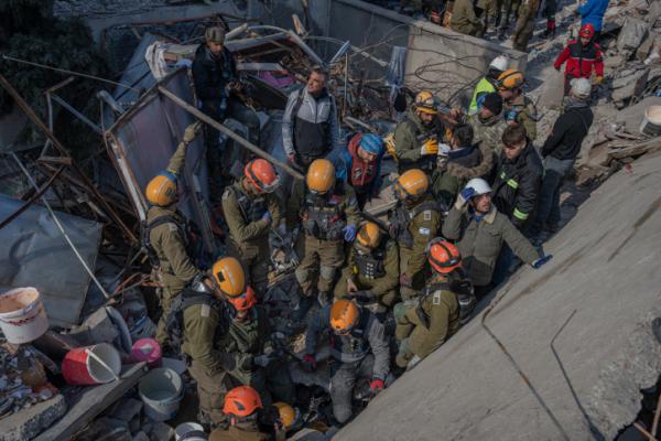 אחרי יותר מ-80 שעות: בן 10 חולץ מההריסות בטורקיה