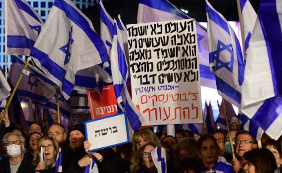 תלמיד ישיבה נאם בהפגנה בת"א: "נגן על הדמוקרטיה"