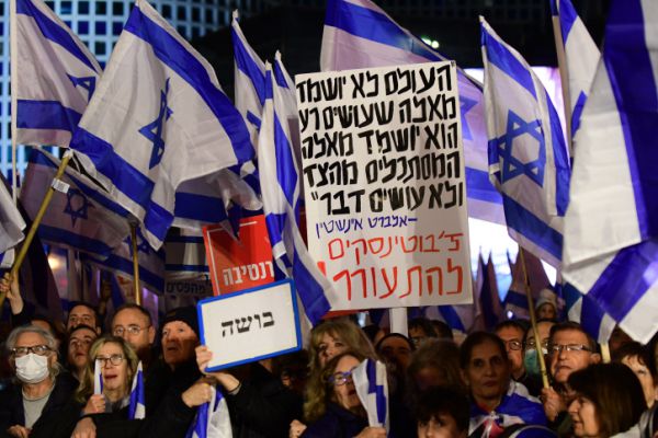 תלמיד ישיבה נאם בהפגנה בת"א: "נגן על הדמוקרטיה"