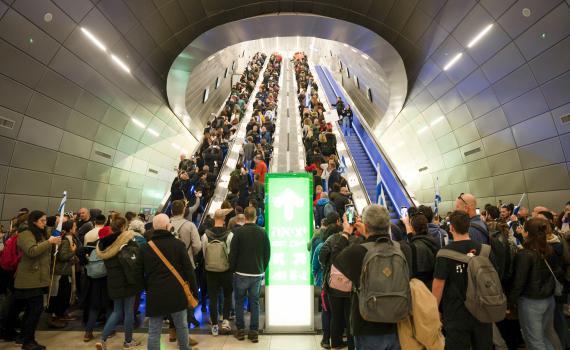 אסור יותר לשבת על הגדר; זה הזמן לבחור צד // דעה