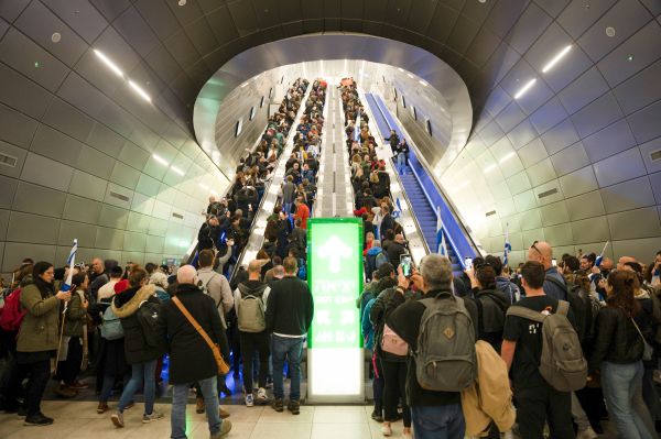 אסור יותר לשבת על הגדר; זה הזמן לבחור צד // דעה