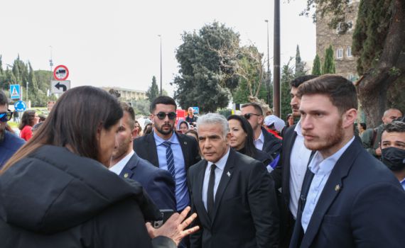 לפיד בהפגנה: "שלא ידברו איתנו על אחדות"