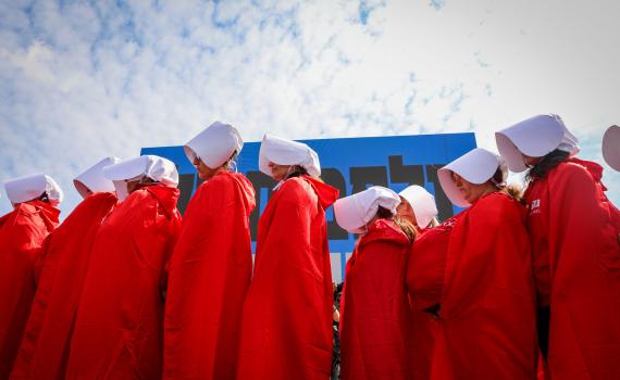 תיעוד מקומם; מפגינות שרות לעבר חרדים באוטובוס