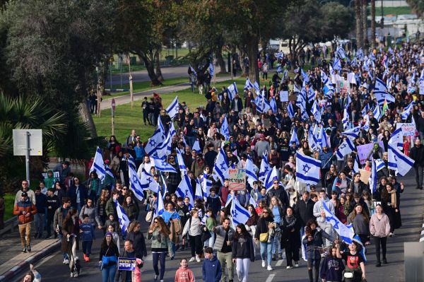 דיווח: המוסד עודד אזרחים להפגין נגד הרפורמה