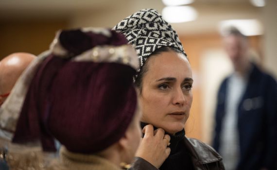 "השוטר נצמד לגופה ותחב את רגלו בין רגליה"