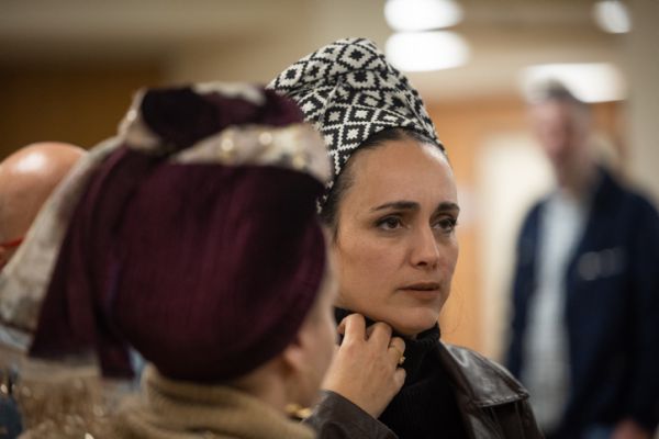 "השוטר נצמד לגופה ותחב את רגלו בין רגליה"