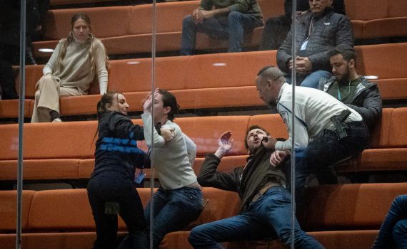 סטודנטים הפריעו לנאום שמחה רוטמן ופונו באלימות