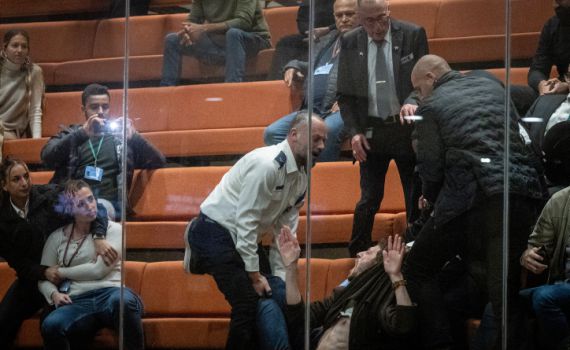 תיעוד: פעילי שמאל התפרעו ושרקו בזמן ההצבעה