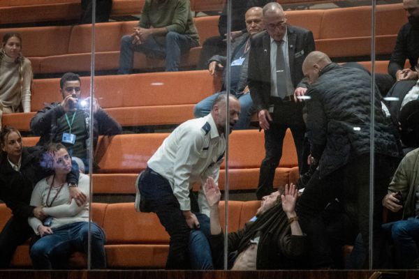 תיעוד: פעילי שמאל התפרעו ושרקו בזמן ההצבעה