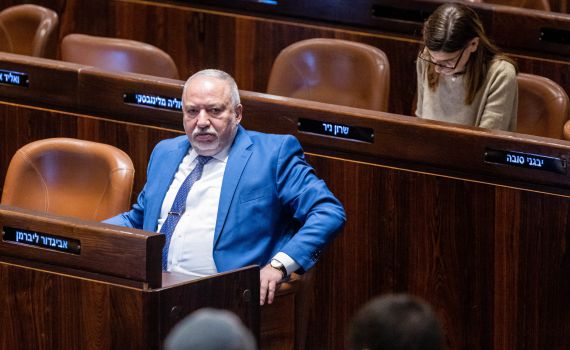 ליברמן חשף את מכשיר הטלפון שלו, כך הגיב אמיר אוחנה. צפו