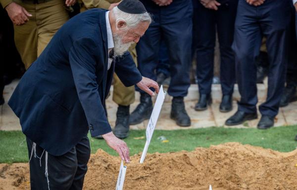 בחייהם ובמותם: הלל ויגל נטמנו בהר הרצל | תיעוד