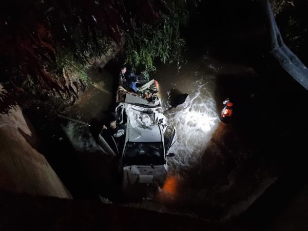 תיעוד: 4 לכודים חולצו מרכב שהתהפך ונסחף לירדן