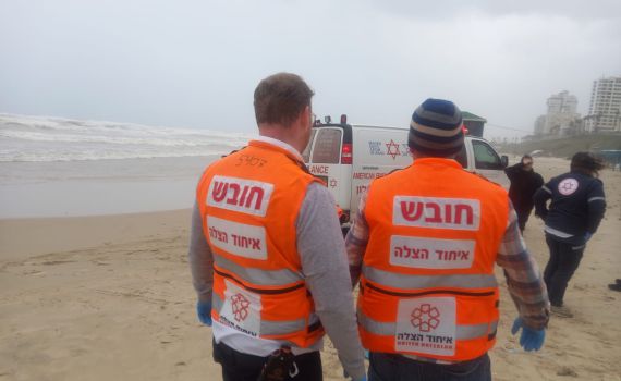 טרגדיה בחוף: גבר בן 60 טבע למוות בבת ים