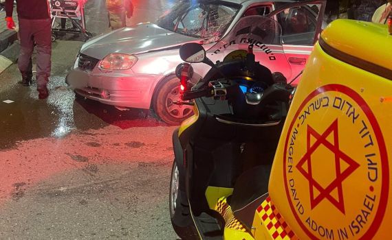 נהג נפצע אנוש ונלכד ברכב כתוצאה מהתנגשות בעמוד