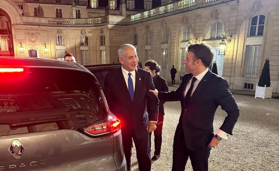 "מנותקת מהדמוקרטיה": מקרון נגד רפורמת המשפט