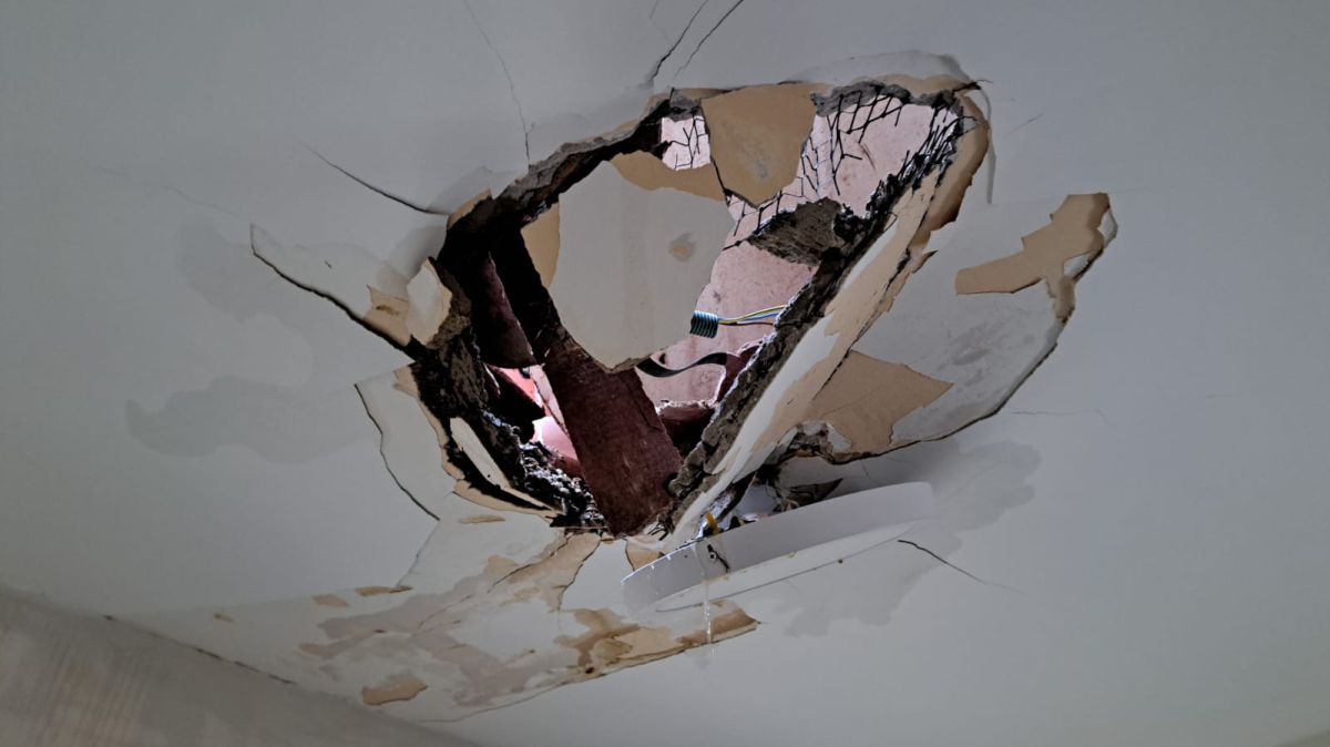 מזג האוויר הסוער: הדוד עף מהגג ופער חור בתקרה