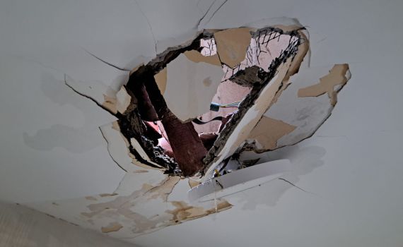 מזג האוויר הסוער: הדוד עף מהגג ופער חור בתקרה