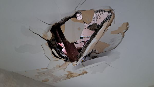 מזג האוויר הסוער: הדוד עף מהגג ופער חור בתקרה