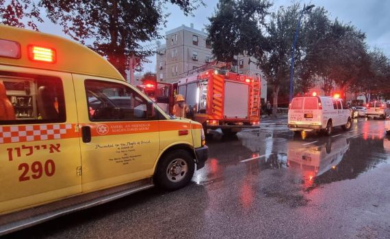 שריפה בי-ם: 8 בני אדם נפגעו קל משאיפת עשן