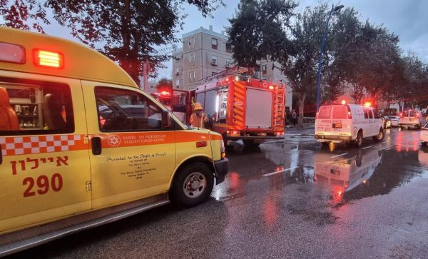 יבנה: שריפה בבניין מגורים, 13 נפגעו משאיפת עשן