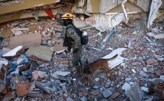 "שעות קריטיות": כך נראים מאמצי החילוץ בטורקיה