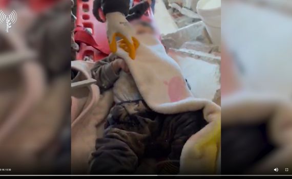 הצוותים הישראלים חילצו ילד בן שנתיים: תיעוד