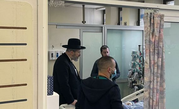 הרב לאו ביקר את אביהם של הילדים שנרצחו בפיגוע