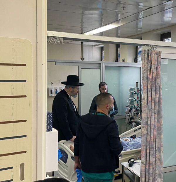 הרב לאו ביקר את אביהם של הילדים שנרצחו בפיגוע