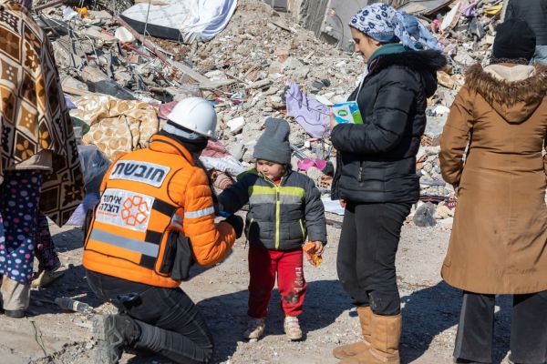 חברי המשלחת הישראלית של איחוד הצלה בדרך לארץ