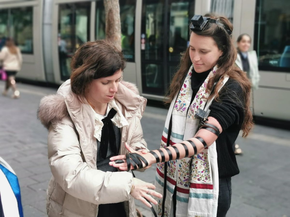 התגובה ל"חוק הכותל": נשים מניחות תפילין ברחוב