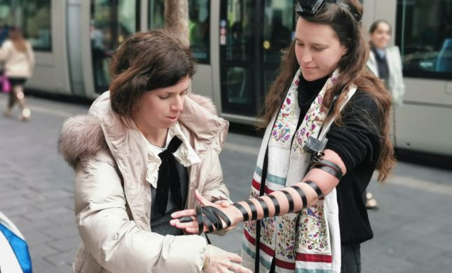  התגובה ל"חוק הכותל": נשים מניחות תפילין ברחוב
