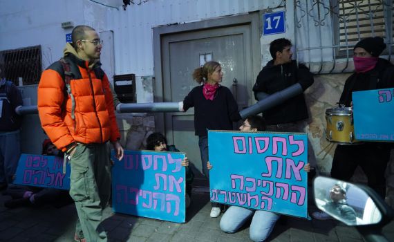 מפגיני שמאל חסמו את היציאה מבית השר וסרלאוף