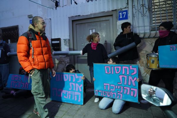 מפגיני שמאל חסמו את היציאה מבית השר וסרלאוף