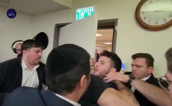 תיעוד: מפגינים התפרצו לדבריו של דרעי והוצאו בכוח