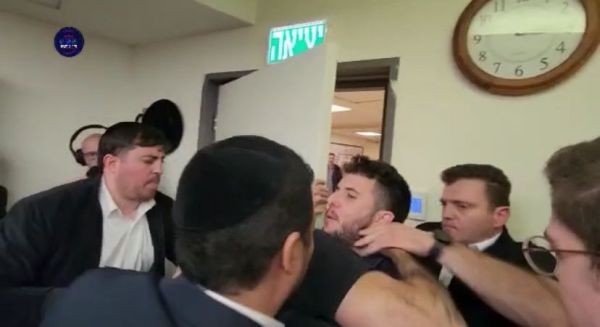 תיעוד: מפגינים התפרצו לדבריו של דרעי והוצאו בכוח